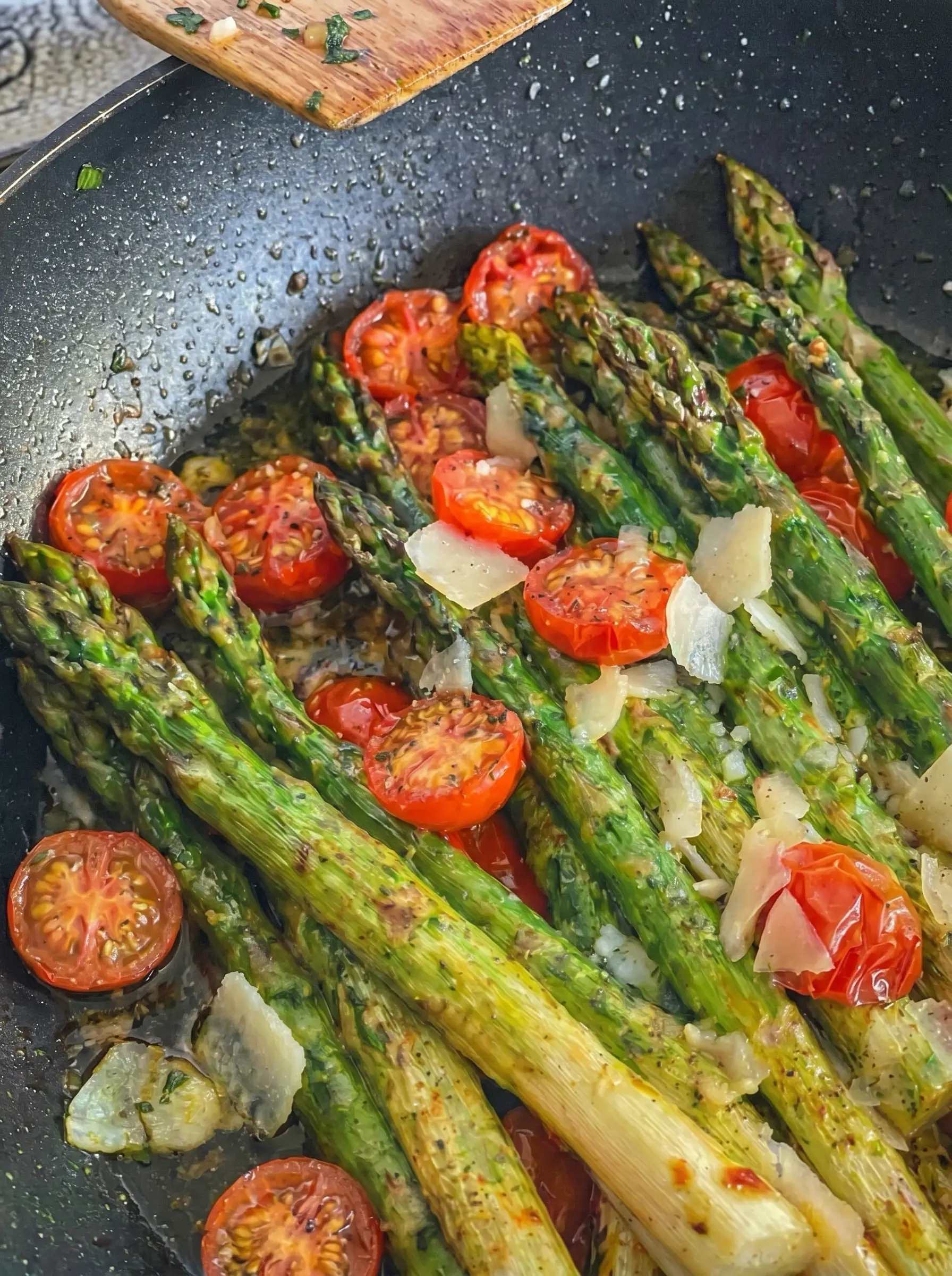 grünen spargel zubereiten in der Pfanne mit Olivenöl