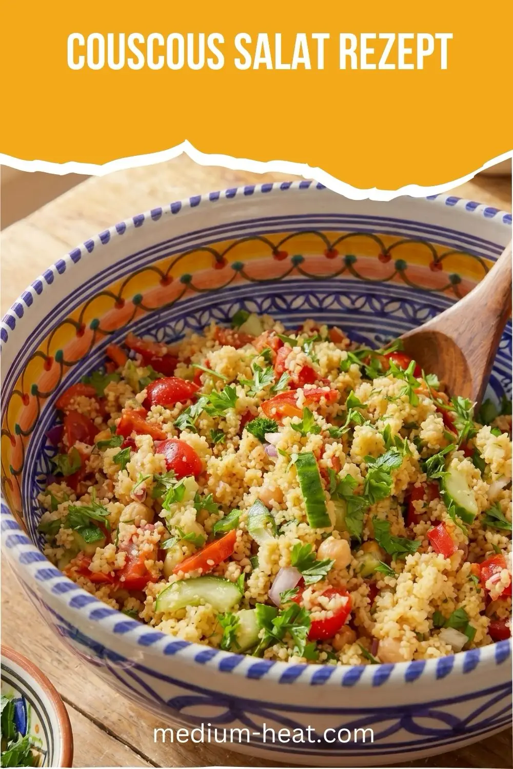 Couscous Salat Rezept - frisch angerichtet mit Kichererbsen und Minze