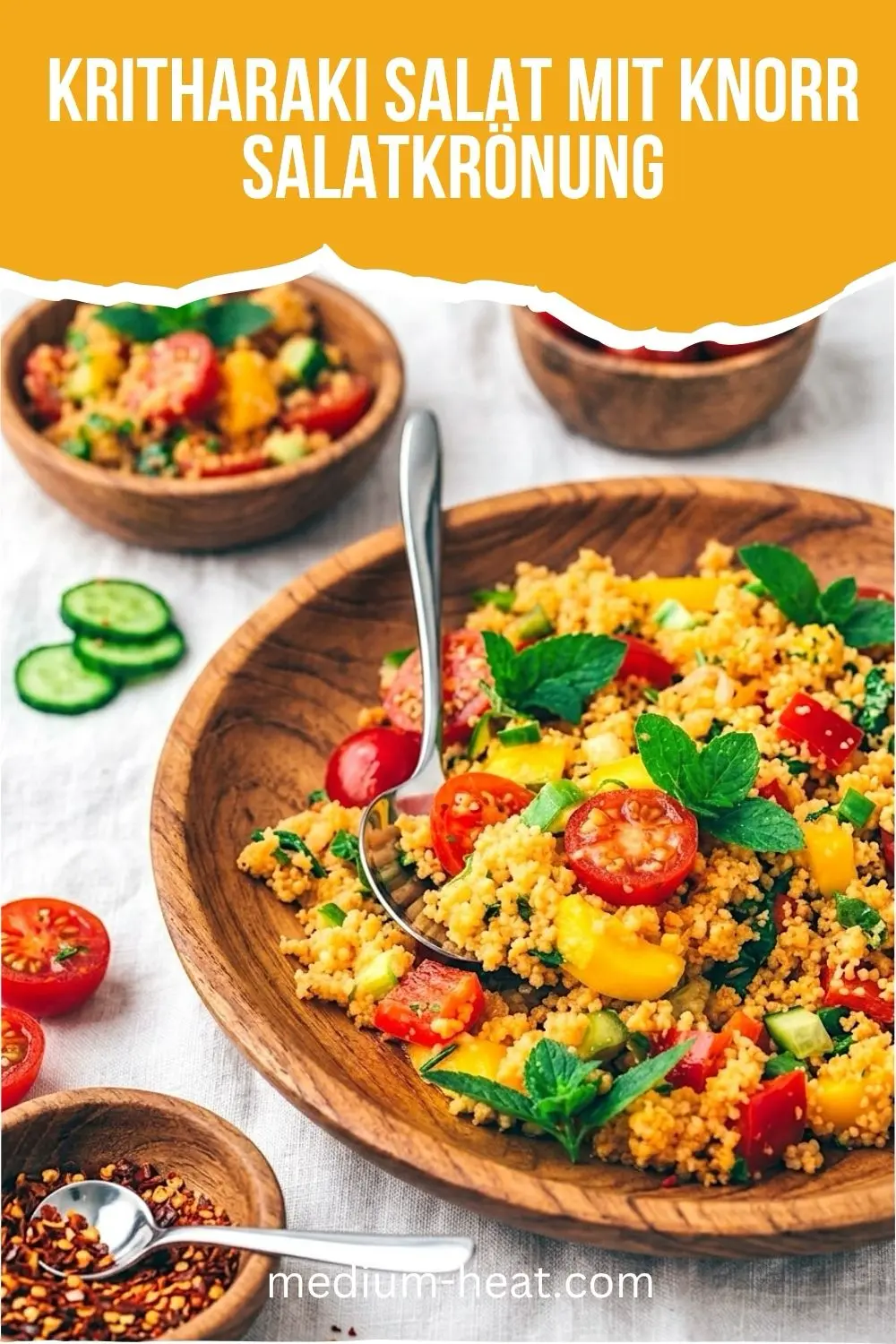 Kritharaki Salat mit Knorr Salatkrönung, Feta und frischem Gemüse in einer Schüssel