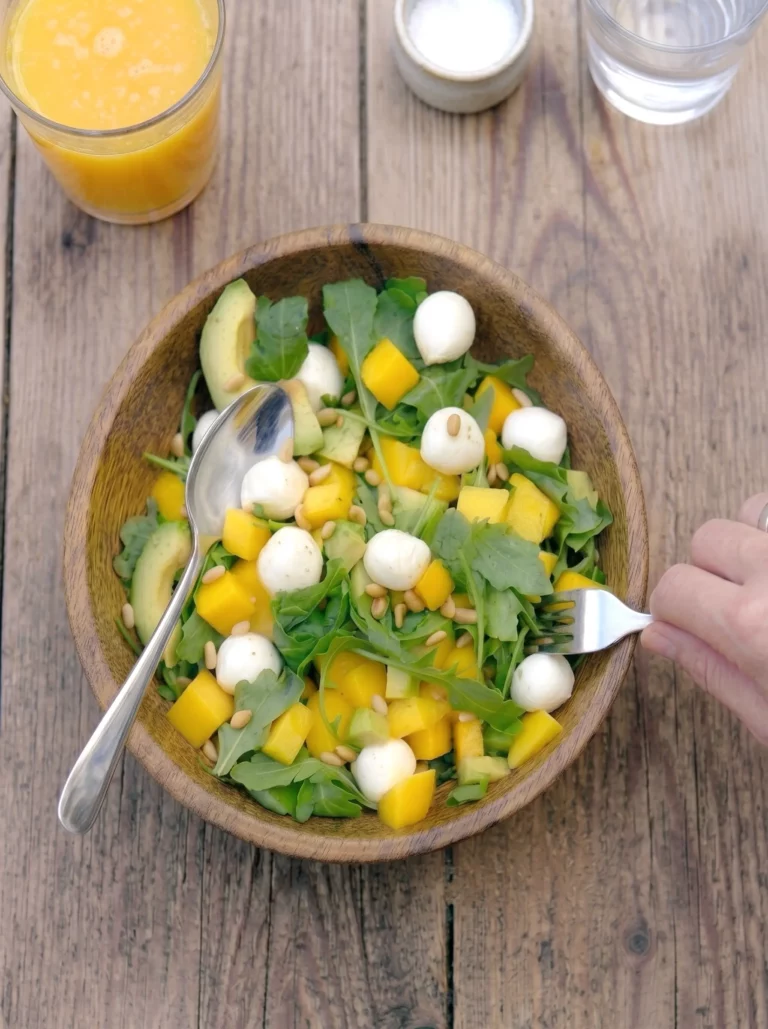 Sommerlicher Mango Avocado Mozzarella Salat